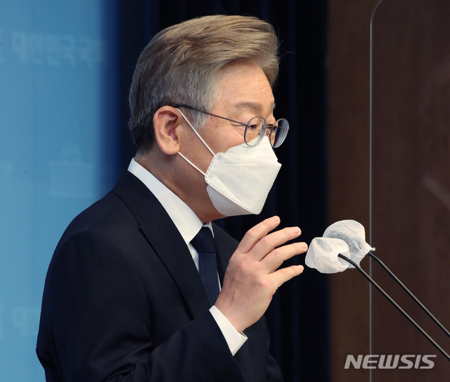 [서울=뉴시스] 최동준 기자 = 이재명 경기지사가 22일 서울 여의도 국회 소통관에서 기본소득 정책 발표를 하고 있다. (공동취재사진) 2021.07.22. photo@newsis.com