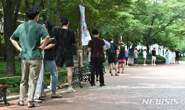 [대구=뉴시스] 이무열 기자 = 코로나19 4차 대유행이 이어지며 신규 확진자가 1,842명 발생, 역대 최다를 기록한 22일 오전 대구 중구 국채보상운동기념공원에 마련된 임시선별검사소에서 시민들이 검사를 받기 위해 줄 서 기다리고 있다. 2021.07.22. lmy@newsis.com