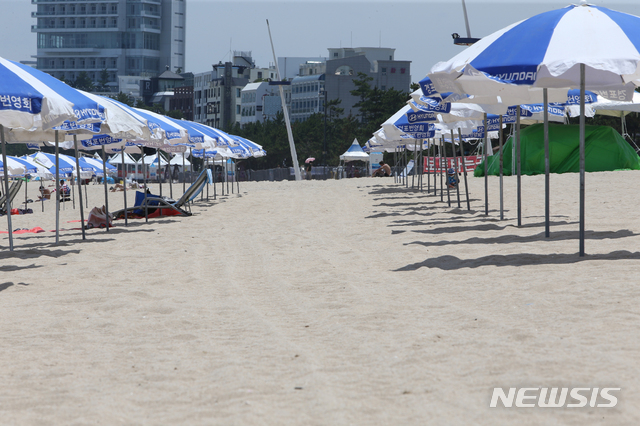 [강릉=뉴시스] 김경목 기자 = 코로나19 사회적 거리두기 4단계 시행 나흘째인 22일 오후 강원도의 대표적인 해수욕장인 강릉시 경포해수욕장이 한산한 모습이다. 피서객 발길이 뚝 끊기면서 밀집 해소를 위한 혼잡도 신호등 정책이 필요 없게 됐다. 강릉시는 해수욕장 출입 시간을 오전 9시부터 오후 8시까지로 제한하고 있다. 2021.07.22. photo31@newsis.com