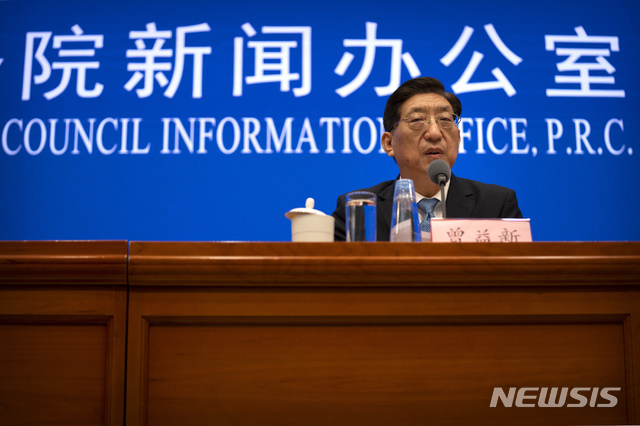 [베이징=AP/뉴시스] 22일 중국 베이징에서 쩡이신 중국 국가위생건강위원회 부주임은 국무원 신문판공실에서 열린 기자회견에서 발언하고 있다. 이날 중국 당국이 코로나19 기원과 관련해 세계보건기구(WHO)가 제안한 조사 계획을 받아들이지 않겠다는 의사를 분명히 밝혔다. 2021.07.22 