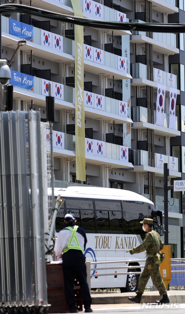[도쿄(일본)=뉴시스] 최진석 기자 = 2020 도쿄올림픽 개막을 하루 앞둔 22일 일본 도쿄 하루미지 올림픽 선수촌 대한민국 선수단 숙소에 태극기가 걸려 있다. 2021.07.22. myjs@newsis.com