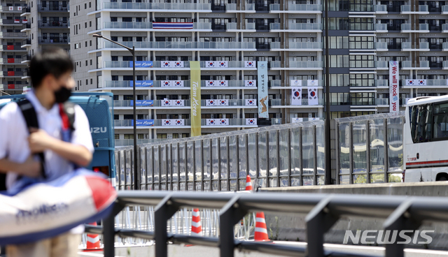 [도쿄(일본)=뉴시스] 최진석 기자 = 2020 도쿄올림픽 개막을 하루 앞둔 22일 일본 도쿄 하루미지 올림픽 선수촌 대한민국 선수단 숙소에 태극기와 현수막이 걸려 있다. 2021.07.22. myjs@newsis.com