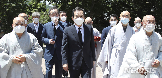[김제=뉴시스] 김얼 기자 = 더불어민주당 대권주자인 정세균 후보와 송하진 전북도지사를 비롯한 관계자들이 22일 전북 김제시 금산사를 찾아 열반한 월주(月珠)스님을 추모하며 발자취를 따라 걷고 있다. (사진=전북도 제공) 2021.07.22. pmkeul@newsis.com