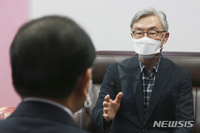 [서울=뉴시스] 전신 기자 = 국민의힘 대권주자인 최재형 전 감사원장이 22일 오후 서울 여의도 국회 의원회관에서 태영호 국민의힘 의원과 만나 대화하고 있다. (공동취재사진) 2021.07.22. photo@newsis.com