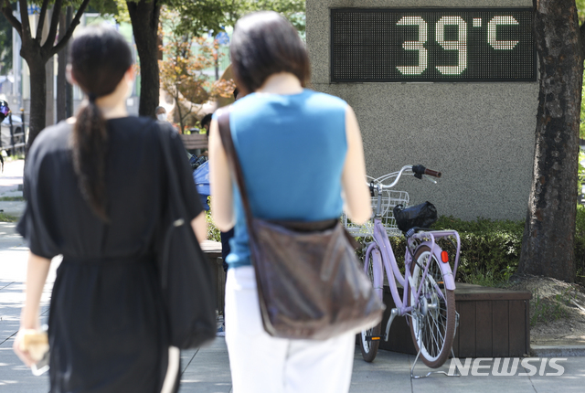 [서울=뉴시스] 정병혁 기자 = 폭염이 이어지고 있는 22일 오후 서울 성동구 인근에 설치된 온도계가 39도를 나타내고 있다. 2021.07.22. jhope@newsis.com