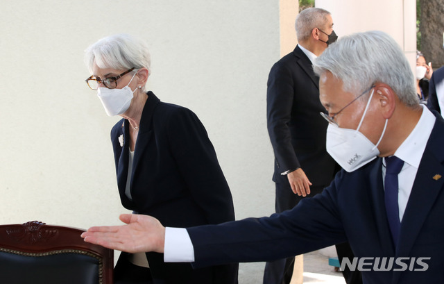 [서울=뉴시스] 고범준 기자 = 지난 22일 웬디 셔먼(왼쪽) 미국 국무부 부장관이 서울 용산구 전쟁기념관을 방문, 이상철 전쟁기념사업회회장의 안내를 받고 있다. 2021.07.22. bjko@newsis.com