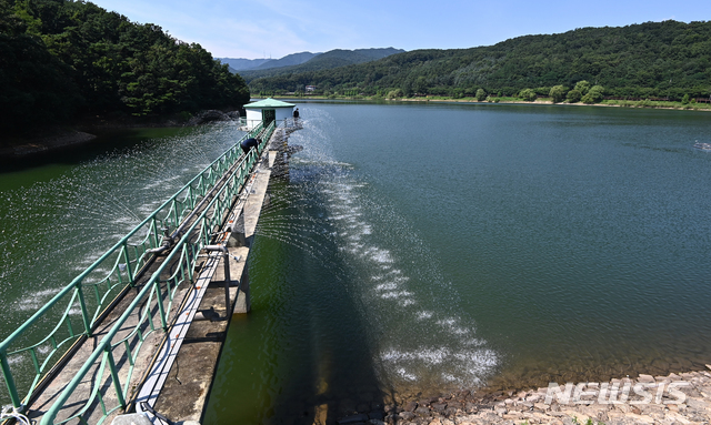 [수원=뉴시스] 김종택기자 = 연일 계속되는 폭염으로 전국 대부분의 저수지에 녹조현상이 발생한 22일 오후 경기도 수원시 장안구 광교저수지에 녹조방지 살수장치가 가동되고 있다. 2021.07.22. jtk@newsis.com