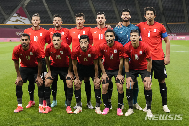 [삿포로(일본)=AP/뉴시스]지난 7월 22일 일본 홋카이도 삿포로에서 이집트와 스페인의 도쿄올림픽 축구 경기가 열렸다. 경기 전 이집트 대표팀이 사진 촬영을 하고 있다. 2021.08.06.