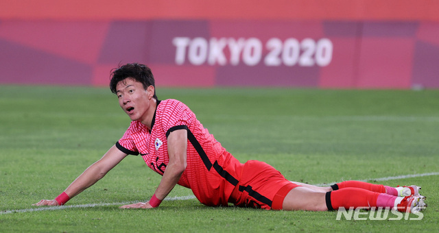 [가시마(일본)=뉴시스] 이영환 기자 = 22일 오후(현지시간) 일본 이바라키 가시마 스타디움에서 열린 도쿄올림픽 남자축구 조별리그 B조 1차전 대한민국과 뉴질랜드의 경기 후반전, 황의조가 아쉬워 하고 있다. 2021.07.22. 20hwan@newsis.com