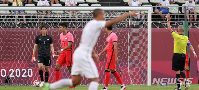 [가시마(일본)=뉴시스] 이영환 기자 = 22일 오후(현지시간) 일본 이바라키 가시마 스타디움에서 열린 도쿄올림픽 남자축구 조별리그 B조 1차전 대한민국과 뉴질랜드의 경기 후반전, 뉴질랜드 우드에게 골을 먹힌 대한민국 선수들이 아쉬워 하고 있다. 2021.07.22. 20hwan@newsis.com