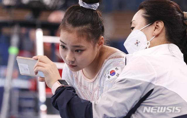 [도쿄(일본)=뉴시스] 최진석 기자 = 2020 도쿄올림픽 개막을 하루 앞둔 22일 일본 도쿄 아리아케 체조 경기장에서 대한민국 대표팀 이윤서가 이단평행봉 연습을 마친 뒤 연습 장면을 리뷰하고 있다. 2021.07.22. myjs@newsis.com