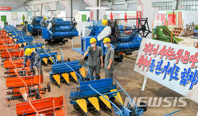 [서울=뉴시스]북한 벼수확기 생산 모습. (사진=노동신문 갈무리) 2021.07.23