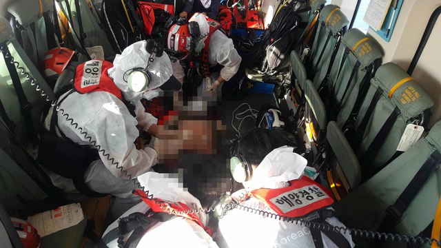 [부산=뉴시스] 조업 중 다친 외국인 선원을 헬기로 이송 중인 해경. (사진=부산해경 제공) *재판매 및 DB 금지