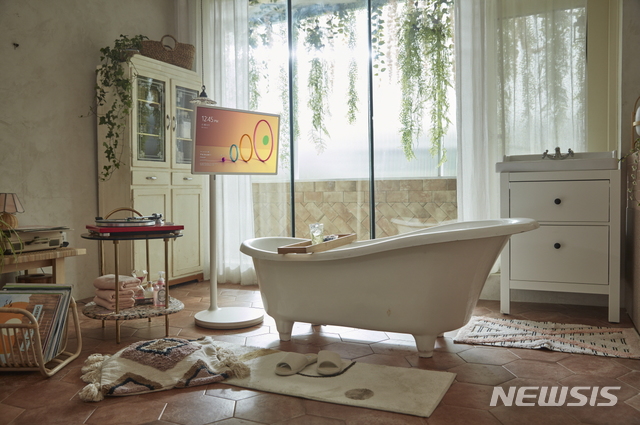 [서울=뉴시스] LG전자가 지난 21일 진행한 LG 스탠바이미 예약판매에서 준비 물량 300대가 1시간 만에 모두 판매됐다. 이 제품은 무빙스탠드 디자인을 적용해 집 안 원하는 곳으로 옮겨가며 사용할 수 있다. 사진은 LG 스탠바이미가 집 안 공간에 배치되어 있는 모습.(사진=LG전자 제공) 2021.7.23 photo@newsis.com