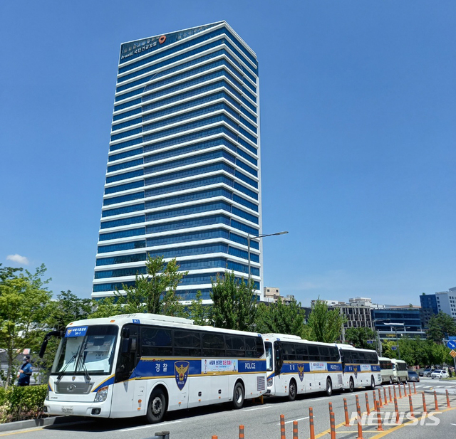 [원주=뉴시스] 김경목 기자 = 23일 오후 경찰이 강원도 원주시 국민건강보험공단 사옥 주변 도로에 차벽을 세워 전국민주노동조합총연맹 노조원들의 출입을 통제하고 있다. (사진=독자 제공) 2021.07.23. photo@newsis.com *재판매 및 DB 금지