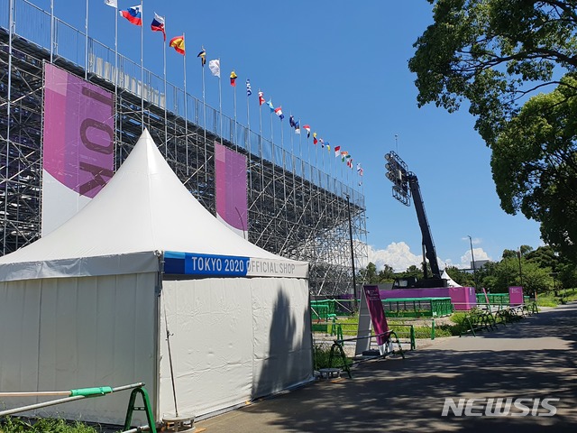 [도쿄=뉴시스]23일 무관중으로 썰렁한 도쿄 유메노시마 양궁장. 올림픽 지정 점포가 문을 닫았다.