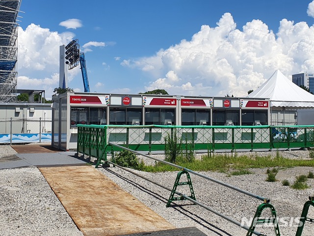 [도쿄=뉴시스]무관중으로 썰렁한 도쿄올림픽 양궁장. 음료와 스낵을 파는 점포가 문을 닫았다.