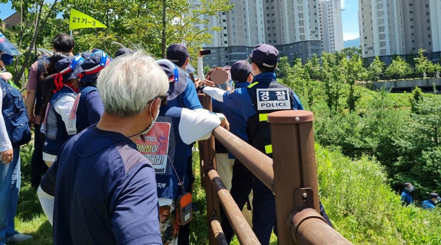 [원주=뉴시스] 김경목 기자 = 23일 오후 경찰들이 강원도 원주시 국민건강보험공단 사옥 집회 장소로 가려는 전국민주노동조합총연맹 노조원들과 충돌하고 있다. (사진=독자 제공) 2021.07.23. photo@newsis.com 