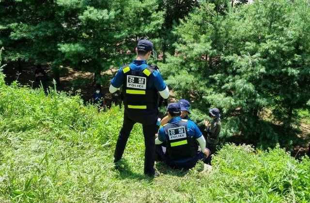 [원주=뉴시스] 김경목 기자 = 23일 오후 경찰들이 강원도 원주시 국민건강보험공단 사옥 집회 장소로 가려는 전국민주노동조합총연맹 노조원들의 진입을 저지하고 있다. (사진=독자 제공) 2021.07.23. photo@newsis.com *재판매 및 DB 금지