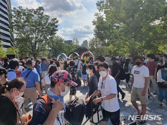 [도쿄=뉴시스] 도쿄올림픽 개막전이 열리는 올림픽스타디움 주변에 많은 사람들이 몰리고 있다. 