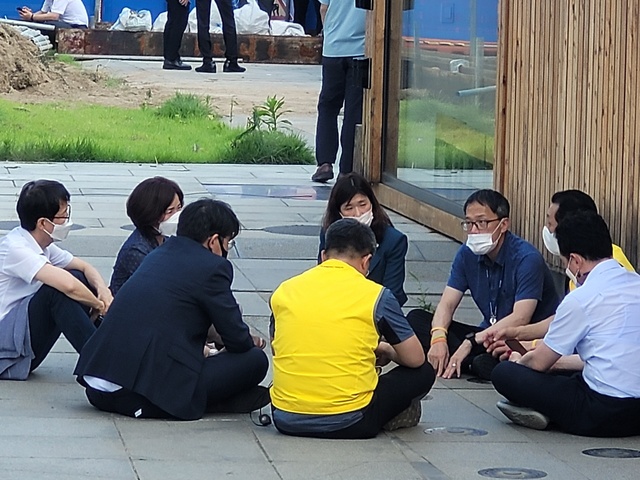 [서울=뉴시스] 정유선 기자 = 광화문광장 내 기억공간 철거를 추진 중인 서울시가 23일 공간 내 물품 등을 옮기는 사전작업에 착수했다가 이를 막으려는 세월호 유족과 대치 중이다. 2021.07.23. rami@newsis.com