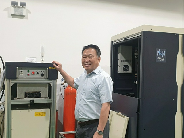 [부천=뉴시스] 23일 유영호 화우나노텍 대표가 경기도 부천시에 위치한 화우나노텍 본사에 있는 '나노버블 대량 생성기' 앞에서 환하게 웃고 있다. 2021.07.26 (사진=권안나 기자) *재판매 및 DB 금지