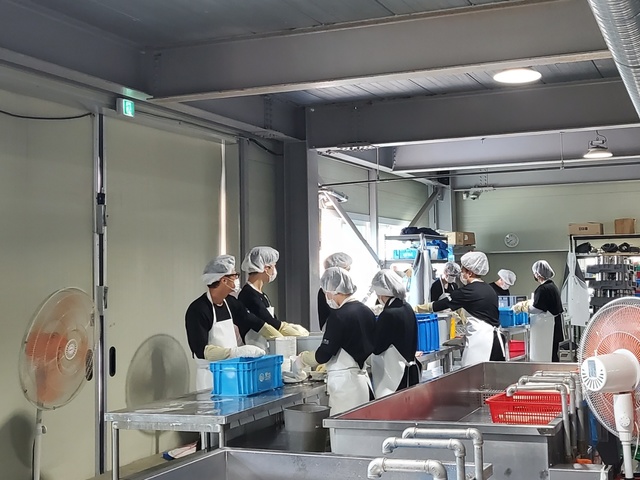 [광명=뉴시스] 이병희 기자 = 식기 세척·대여 스타트업 '뽀득' 세척허브. 직원들이 식기 애벌세척을 하고 있다. 2021.07.23. iambh@newsis.com&nbsp; *재판매 및 DB 금지