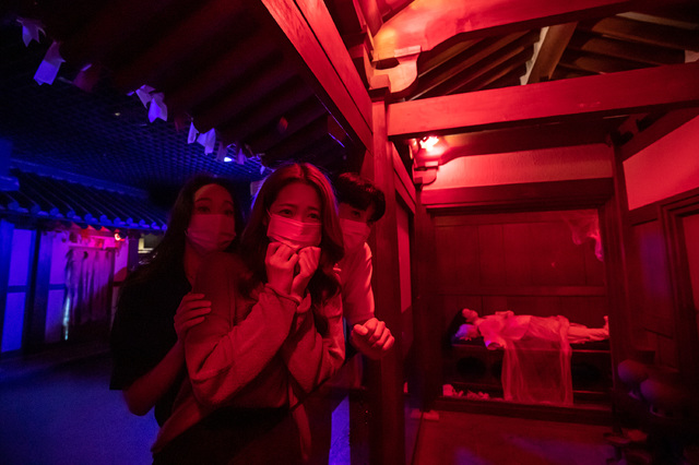 [서울=뉴시스]롯데월드 민속박물관 '오싹한 조선괴담소' 중 '귀족의 집'