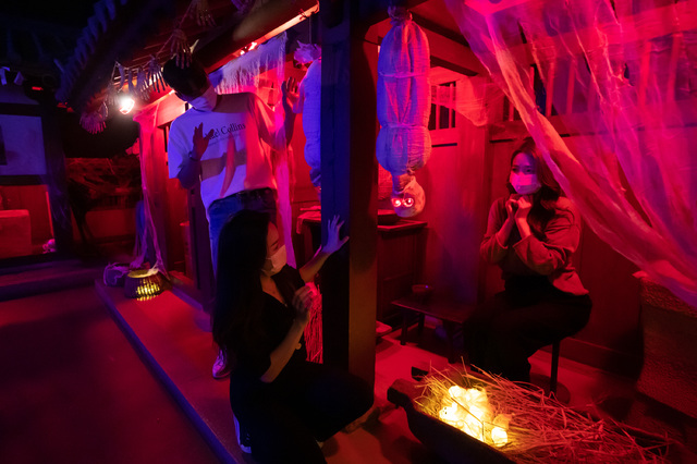 [서울=뉴시스]롯데월드 민속박물관 '오싹한 조선괴담소' 중 '귀족의 집'