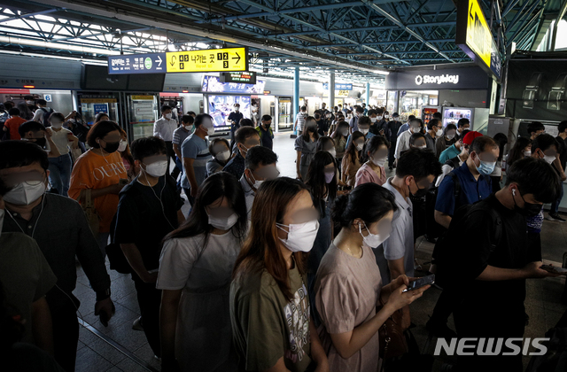 [서울=뉴시스] 정병혁 기자 = 수도권 거리두기 4단계가 2주 연장된 23일 오전 서울 구로구 신도림역에서 시민들이 분주하게 이동하고 있다. 중앙재난안전대책본부는 오전 회의를 열고 코로나19 확산세를 감안해 다음 달 8일까지 수도권 거리두기 4단계를 연장하기로 했다. 2021.07.23. jhope@newsis.com