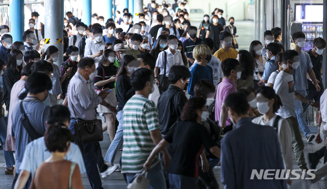 [서울=뉴시스] 정병혁 기자 = 수도권 거리두기 4단계가 2주 연장된 23일 오전 서울 구로구 신도림역에서 시민들이 분주하게 이동하고 있다. 중앙재난안전대책본부는 오전 회의를 열고 코로나19 확산세를 감안해 다음 달 8일까지 수도권 거리두기 4단계를 연장하기로 했다. 2021.07.23. jhope@newsis.com