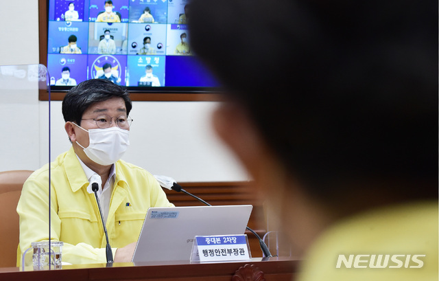 [서울=뉴시스] 전진환 기자 = 전해철 행정안전부 장관(중대본 2차장)이 23일 서울 종로구 세종대로 정부서울청사에서 열린 코로나19 대응 중앙재난안전대책본부 전체회의에 참석, 수도권 거리두기 4단계 연장 관련 발언을 하고 있다. (공동취재사진) 2021.07.23. photo@newsis.com