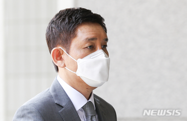 [서울=뉴시스] 정병혁 기자 = 라임자산운용 투자 사기 의혹으로 재판을 받고 있는 김봉현 전 스타모빌리티 회장이 지난 7월23일 오전 서울 양천구 서울남부지방법원에서 열린 재판에 출석하고 있다. 2021.07.23. jhope@newsis.com