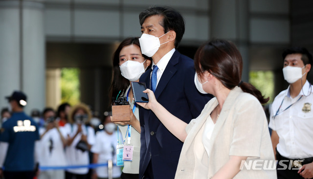 [서울=뉴시스] 추상철 기자 = 조국 전 법무부 장관이 23일 오전 서울 서초구 서울중앙지방법원에서 '입시비리 및 사모펀드' 등 혐의와 관련한 공판에 출석하고 있다. 2021.07.23. scchoo@newsis.com