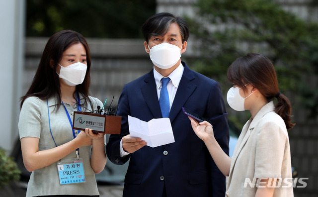 [서울=뉴시스] 추상철 기자 = 조국 전 법무부 장관이 23일 오전 서울 서초구 서울중앙지방법원에서 '입시비리 및 사모펀드' 등 혐의와 관련한 공판에 출석하며 입장을 밝히고 있다. 2021.07.23. scchoo@newsis.com