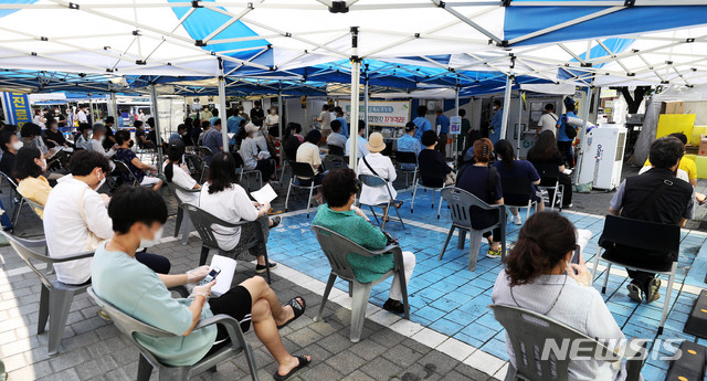 [서울=뉴시스] 백동현 기자 = 코로나19 신규 확진자가 1630명(국내발생 1574명, 해외유입 56명)으로 집계된 23일 오전 서울 은평구보건소 선별진료소에 시민들이 검사를 받기 위해 대기하고 있다. 2021.07.23 livertrent@newsis.com