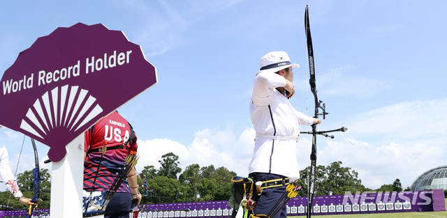 [도쿄(일본)=뉴시스] 최진석 기자 = 대한민국 양궁 국가대표 강채영이 23일 일본 유메노시마 공원 양궁장에서 열린 도쿄올림픽 여자 개인전 랭킹라운드에 참가하고 있다. 2021.07.23. myjs@newsis.com