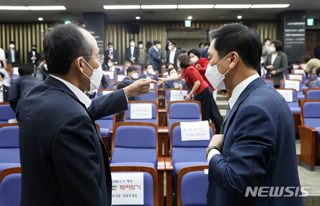 [서울=뉴시스] 전신 기자 = 김기현 국민의힘 원내대표와 추경호 원내수석부대표가 23일 서울 여의도 국회에서 열린 의원총회에서 대화하고 있다. (공동취재사진) 2021.07.23. photo@newsis.com