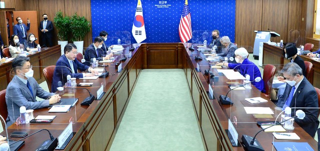 [서울=뉴시스] 최종건 외교부 차관과 웬디 셔먼 미국 국무부 부장관이 23일 서울 종로구 외교부에서 열린 '제9차 한미 외교차관 전략대화'에 참석해 발언하고 있다. (사진=외교부 제공) 2021.07.23. photo@newsis.com