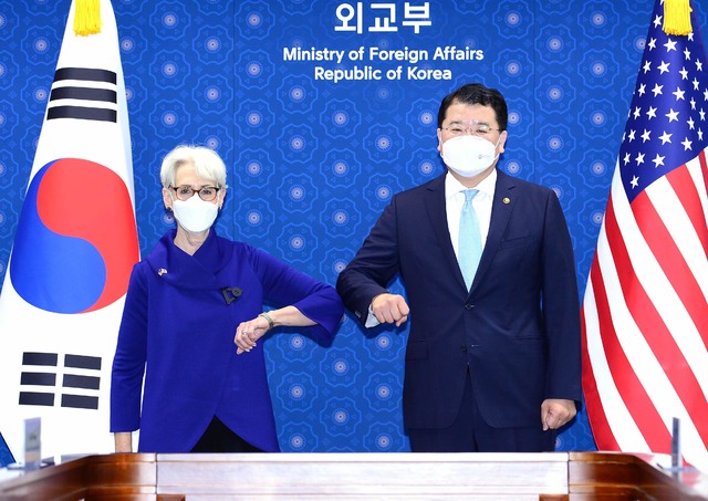 [서울=뉴시스] 최종건 외교부 차관과 웬디 셔먼 미국 국무부 부장관이 23일 서울 종로구 외교부에서 열린 '제9차 한미 외교차관 전략대화'에 참석해 기념촬영을 하고 있다. (사진=외교부 제공) 2021.07.23. photo@newsis.com *재판매 및 DB 금지