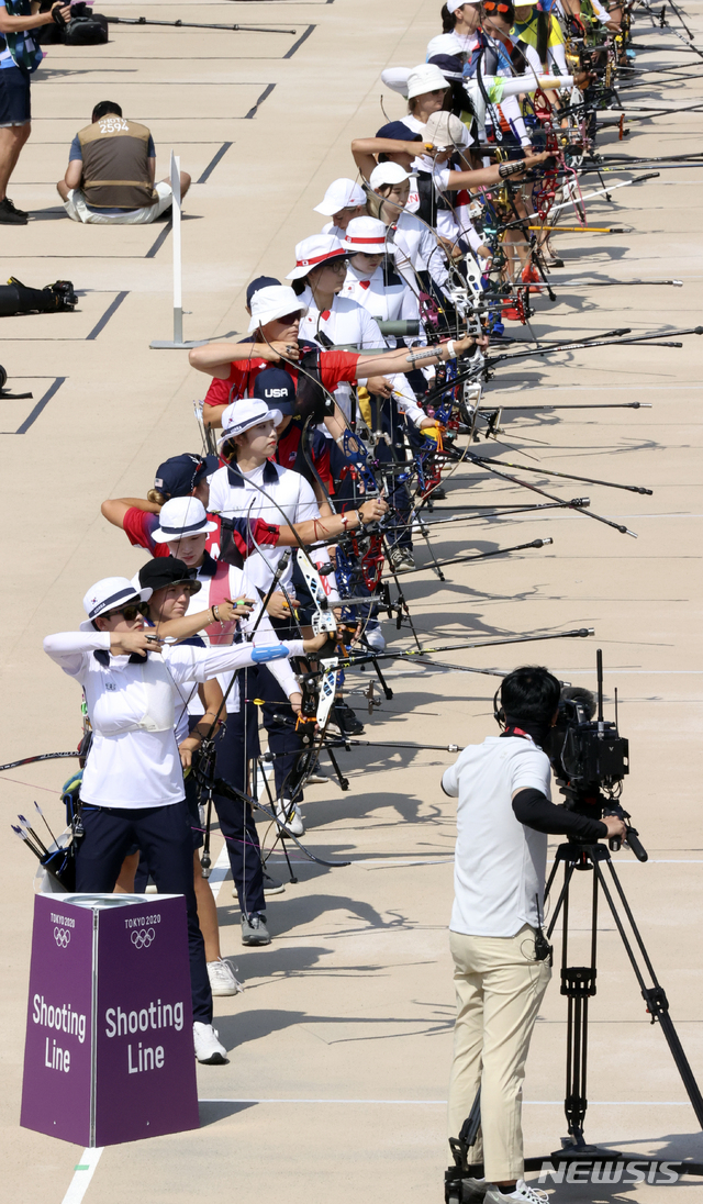 [도쿄(일본)=뉴시스] 최진석 기자 = 23일 일본 유메노시마 공원 양궁장에서 열린 도쿄올림픽 여자 개인전 랭킹라운드에서 대한민국 양궁 국가대표 안산, 강채영, 장민희를 비롯한 참가 선수들이 경쟁을 하고 있다. 2021.07.23. myjs@newsis.com