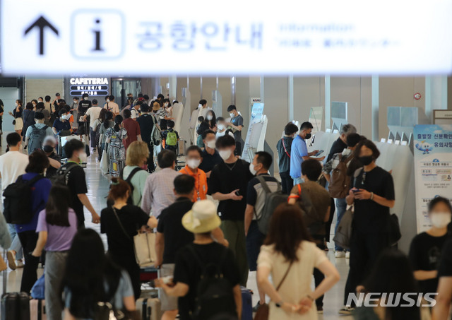 [서울=뉴시스] 권창회 기자 = 수도권 내 사회적 거리두기 4단계가 연장된 지난 23일 오전 서울 강서구 김포공항 국내선 청사가 여행객들로 붐비고 있다. 2021.07.23. kch0523@newsis.com