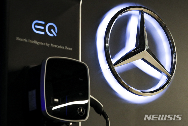 [서울=뉴시스] 정병혁 기자 = 독일 메르세데스-벤츠가 2030년까지 완전 전기차 기업으로 전환을 추진한다. 독일 자동차제조업체 다임러는 2030년 말까지 메르세데스-벤츠의 모든 차종이 전기를 사용할 준비를 하고 있다고 밝혔다. 메르세데스-벤츠는 글로벌 파트너사들과 함께 8개의 배터리 공장도 구축할 계획이다. 사진은 23일 오후 서울시내 주차장에 설치되어 있는 메르세데스-벤츠 전기차 충전소의 모습. 2021.07.23. jhope@newsis.com