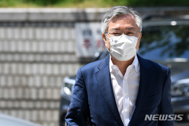 [서울=뉴시스] 추상철 기자 = 최강욱 열린민주당 대표가 23일 오후 서울 서초구 서울중앙지방법원에서 열린 '검언유착' 허위사실 유포 혐의 관련 공판에 출석하고 있다. (사진= 공동취재사진) 2021.07.23. photo@newsis.com