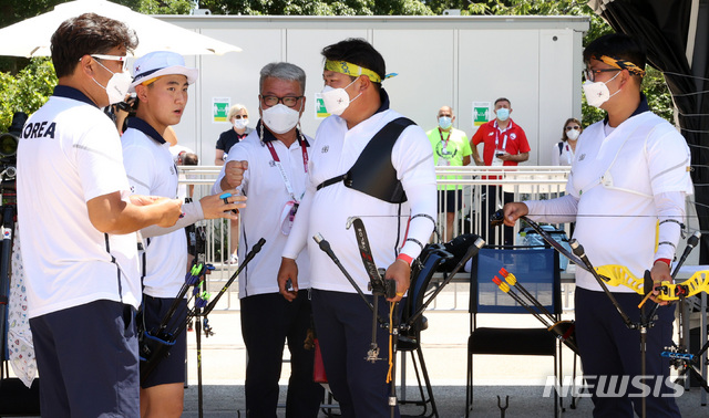 [도쿄(일본)=뉴시스] 이영환 기자 = 양궁 국가대표 김제덕, 오진혁, 김우진이 23일 오후(현지시간) 일본 도쿄 유메노시마 공원 양궁장에서 열린 남자 개인 랭킹 라운드 경기에 앞서 대화를 하고 있다. 2021.07.23. 20hwan@newsis.com