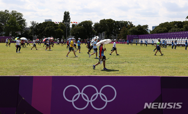 [도쿄(일본)=뉴시스] 이영환 기자 = 23일 오후(현지시간) 일본 도쿄 유메노시마 공원 양궁장에서 열린 남자 개인 랭킹 라운드에서 참가 선수들이 점수 확인을 위해 이동하고 있다. 2021.07.23. 20hwan@newsis.com