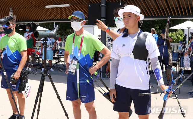 [도쿄(일본)=뉴시스] 이영환 기자 = 양궁 국가대표 김제덕이 23일 오후(현지시간) 일본 도쿄 유메노시마 공원 양궁장에서 열린 남자 개인 랭킹 라운드에서 과녁을 바라보고 있다. 2021.07.23. 20hwan@newsis.com