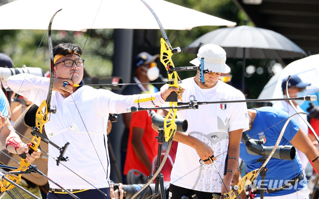 [도쿄(일본)=뉴시스] 이영환 기자 = 양궁 국가대표 김우진이 23일 오후(현지시간) 일본 도쿄 유메노시마 공원 양궁장에서 열린 남자 개인 랭킹 라운드에서 활시위를 당기고 있다. 2021.07.23. 20hwan@newsis.com