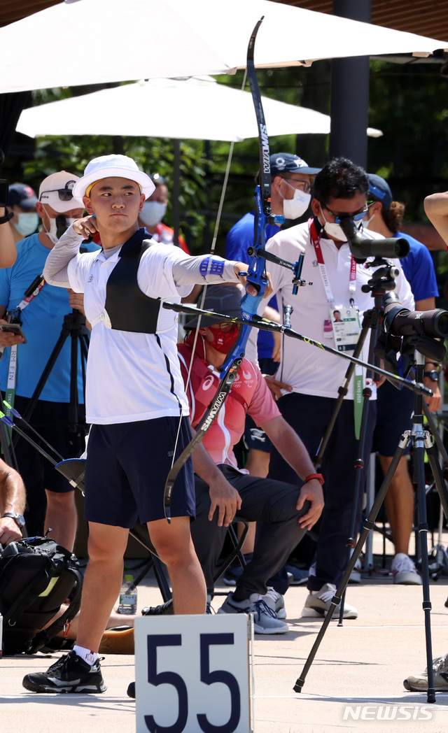 [도쿄(일본)=뉴시스] 이영환 기자 = 양궁 국가대표 김제덕이 23일 오후(현지시간) 일본 도쿄 유메노시마 공원 양궁장에서 열린 남자 개인 랭킹 라운드에서 활시위를 당기고 있다. 2021.07.23. 20hwan@newsis.com