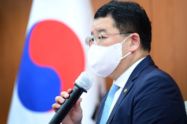 [서울=뉴시스] 최종건 외교부 차관이 23일 서울 종로구 정부서울청사 외교부에서 한미 외교차관 전략대화를 마친 뒤 도어스테핑을 하고 있다. (사진=외교부 제공) 2021.07.23. photo@newsis.com *재판매 및 DB 금지